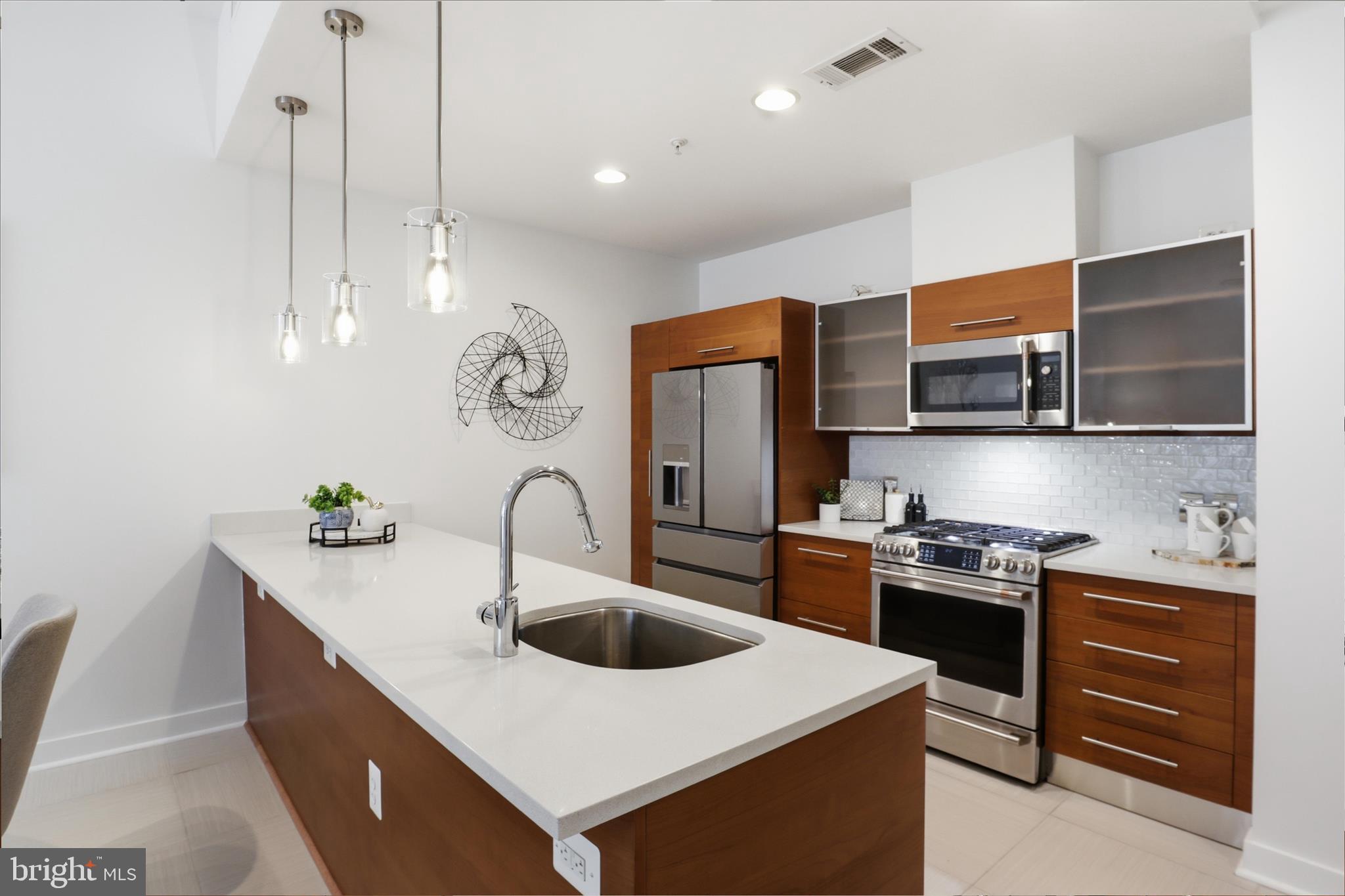 12025 New Dominion Parkway, Unit 505 Reston, VA 20190 - Photo 5 of 25 Large penninsula