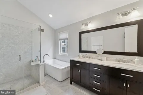 $4,200 | 212-24 South 24th Street, Unit 2416B, Philadelphia, PA 19103
