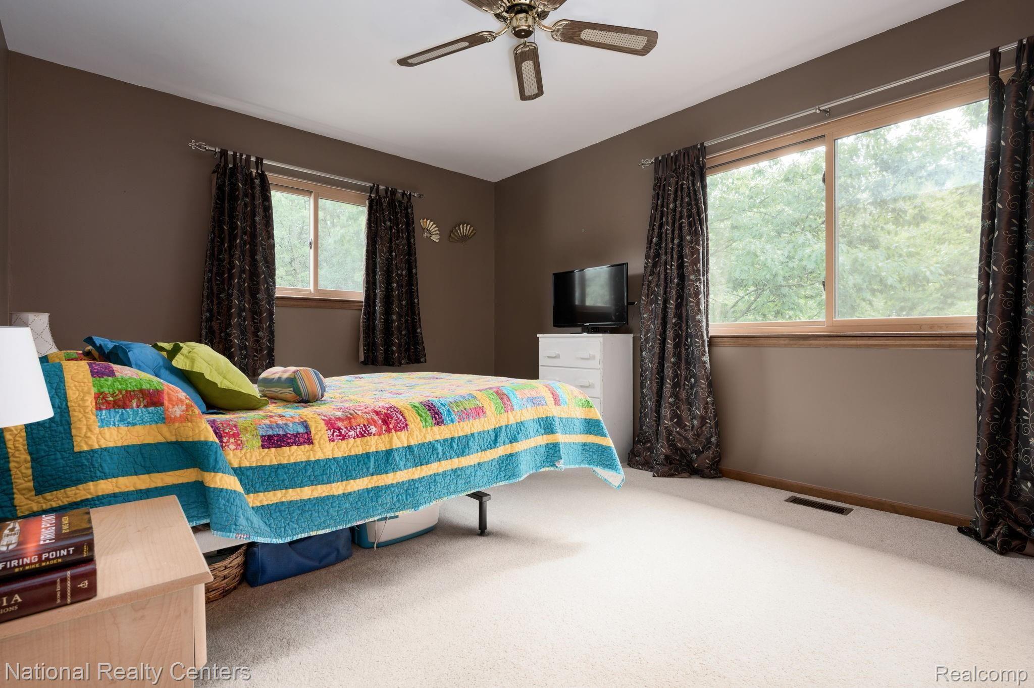 2370 Highfield Road Waterford, MI 48329 - Photo 18 of 34 Spacious master bedroom