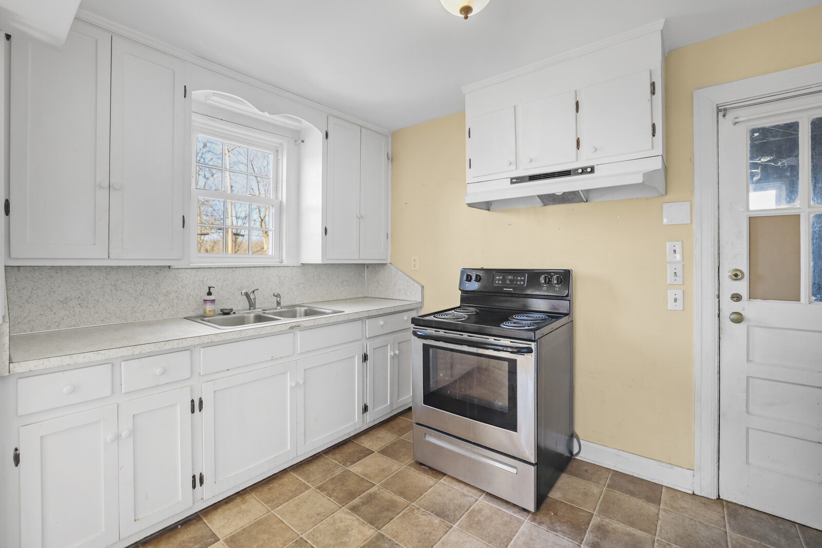 2217 Pinewood Road Nashville, TN 37216 - Photo 9 of 38 a kitchen with granite countertop white cabinets and stainless steel appliances