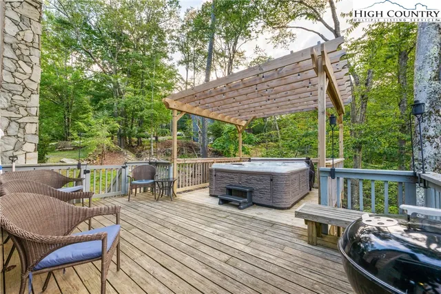 $555,000 | 207 Lake Road, Beech Mountain, NC 28604