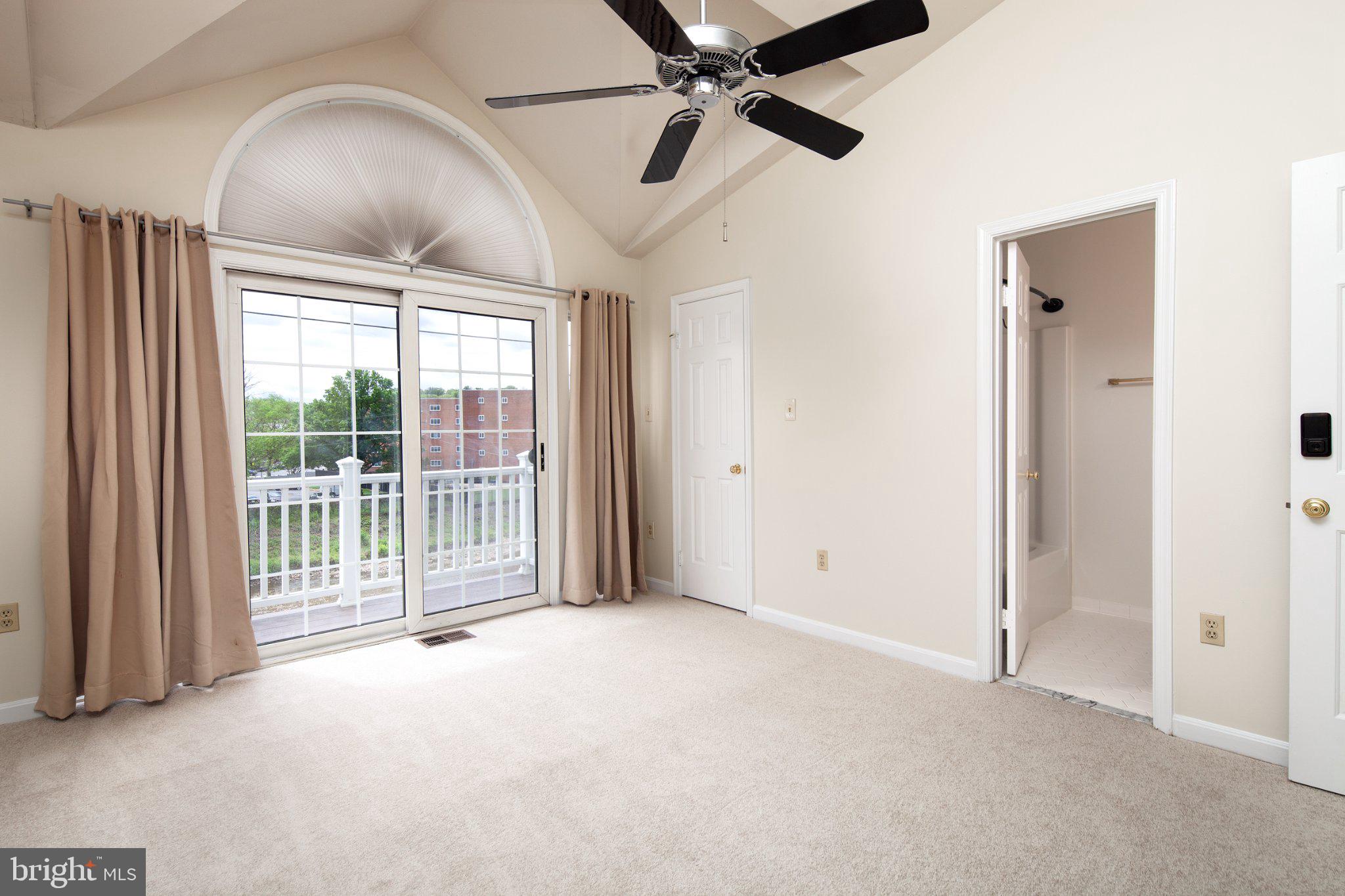3040 South Glebe Road, Unit 3040 Arlington, VA 22206 - Photo 13 of 33 an empty room with ceiling fan and windows