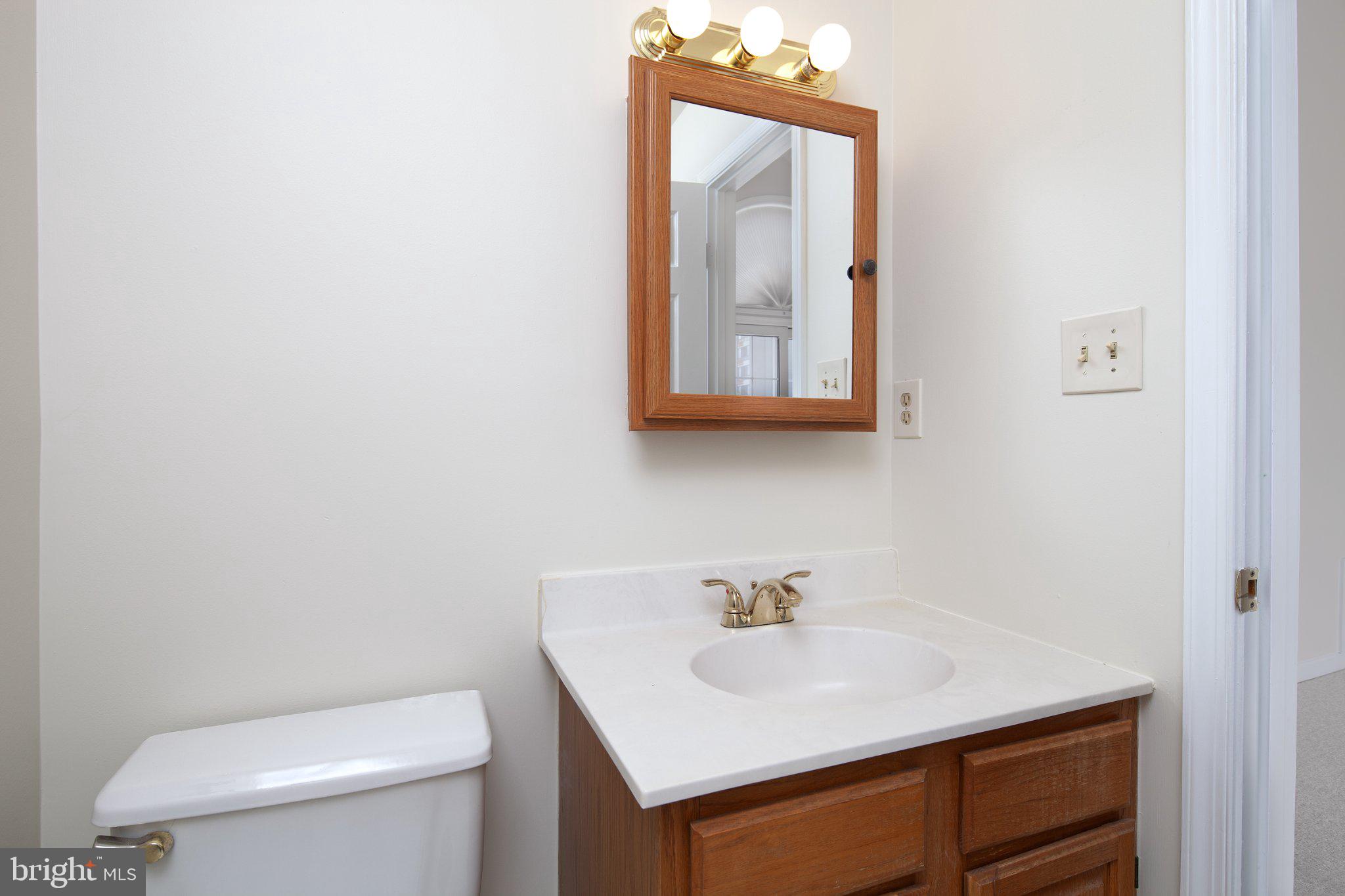 3040 South Glebe Road, Unit 3040 Arlington, VA 22206 - Photo 15 of 33 a bathroom with a toilet sink and mirror