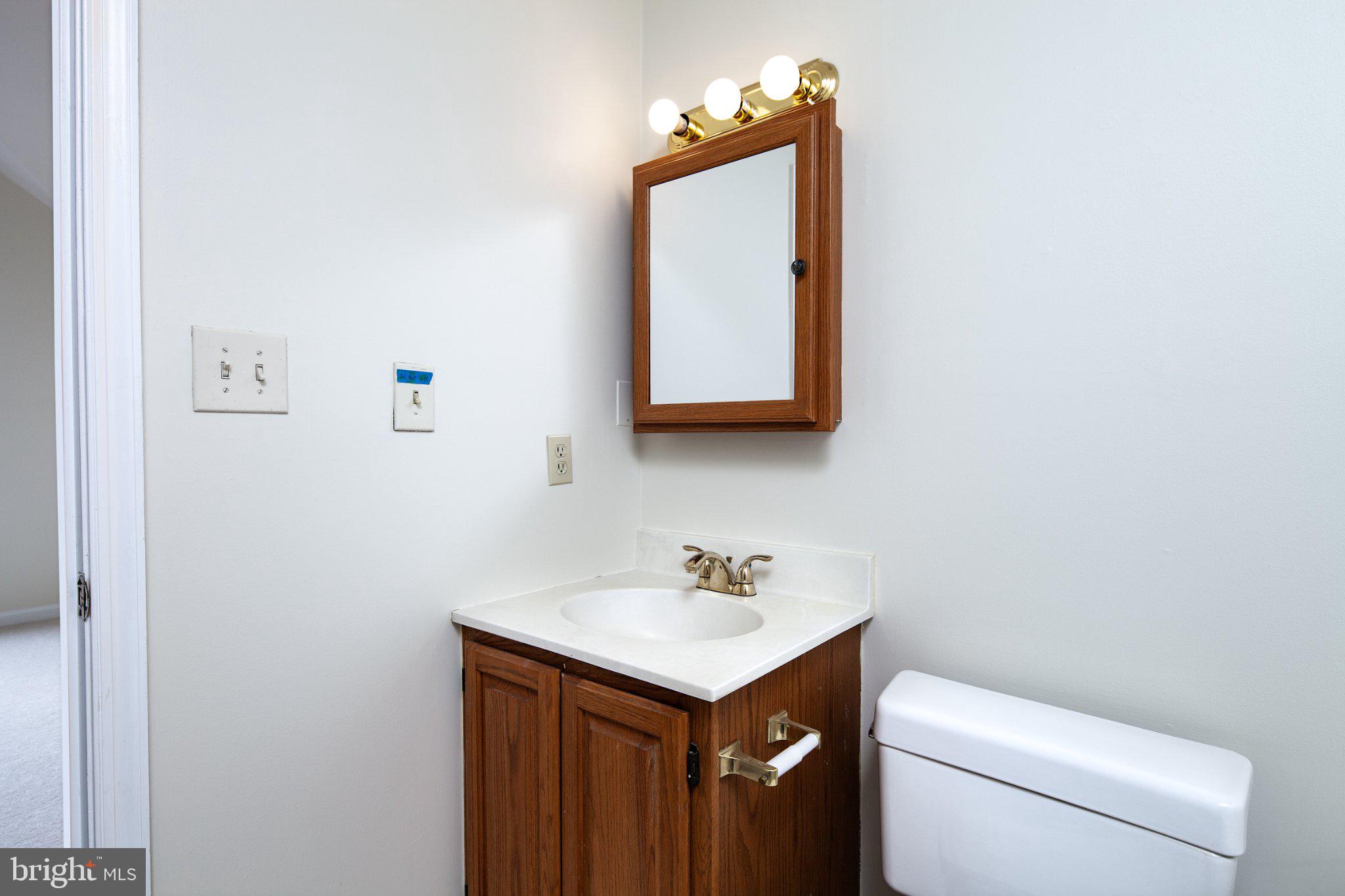 3040 South Glebe Road, Unit 3040 Arlington, VA 22206 - Photo 20 of 33 a bathroom with a toilet a sink and mirror