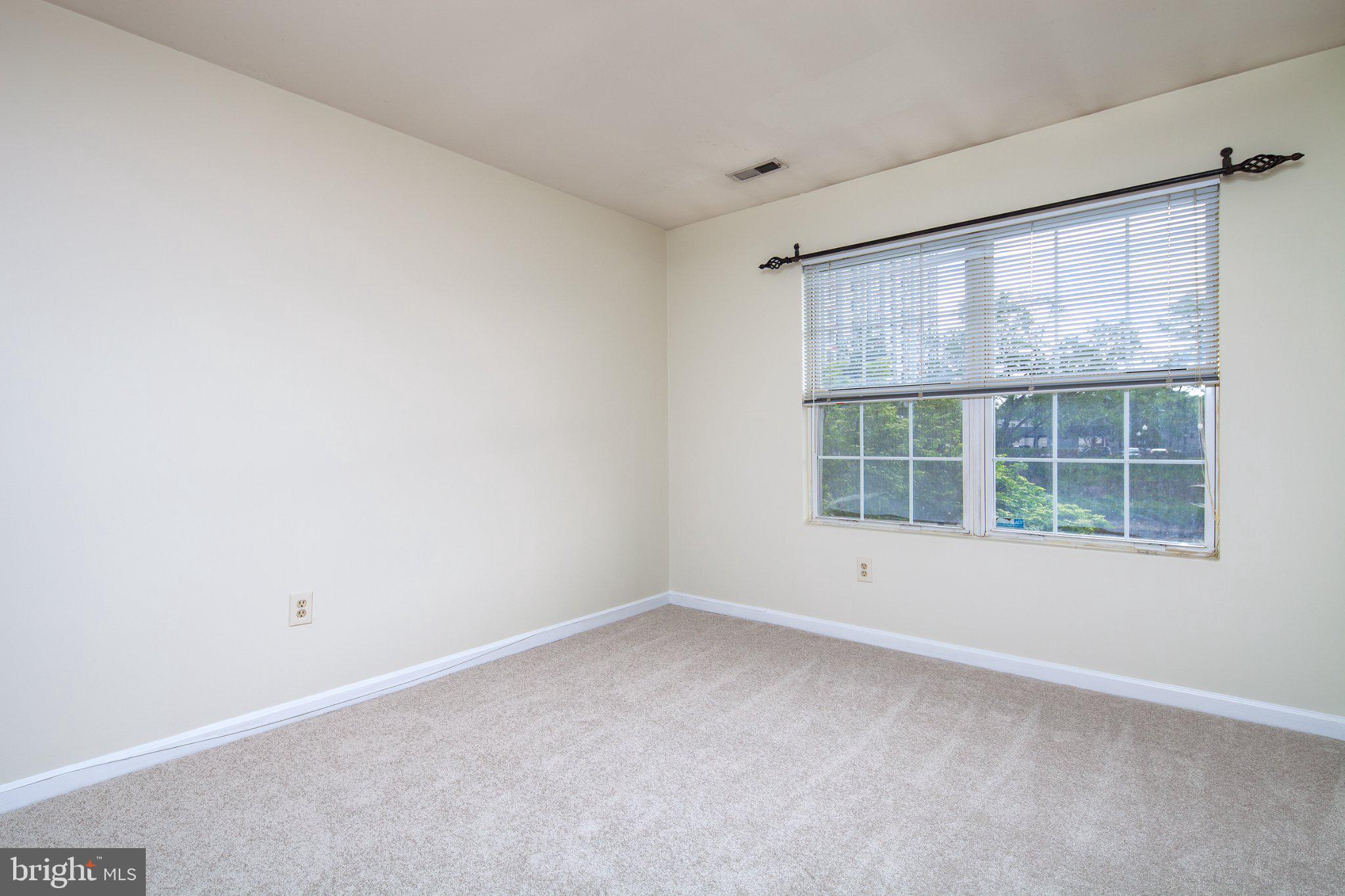 3040 South Glebe Road, Unit 3040 Arlington, VA 22206 - Photo 23 of 33 an empty room with a window