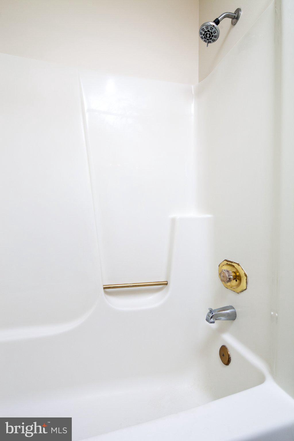 3040 South Glebe Road, Unit 3040 Arlington, VA 22206 - Photo 25 of 33 a bathroom with a bathtub