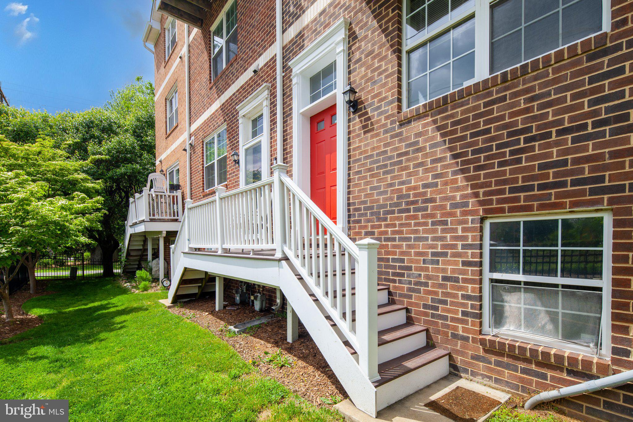 3040 South Glebe Road, Unit 3040 Arlington, VA 22206 - Photo 31 of 33 a view of a house with backyard and porch