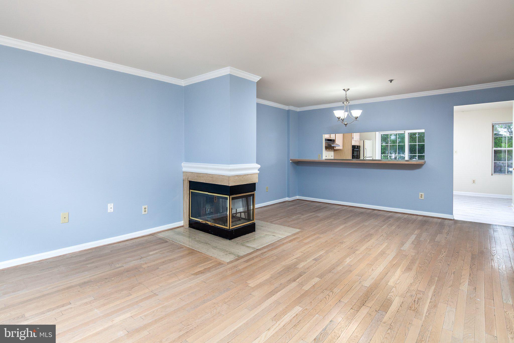 3040 South Glebe Road, Unit 3040 Arlington, VA 22206 - Photo 4 of 33 a view of empty room with wooden floor