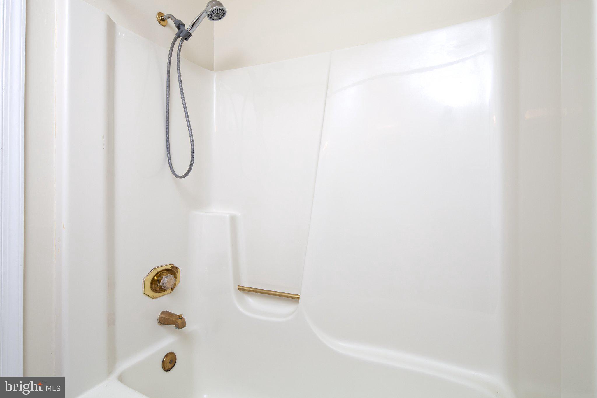 3040 South Glebe Road, Unit 3040 Arlington, VA 22206 - Photo 8 of 33 a bathroom with a shower
