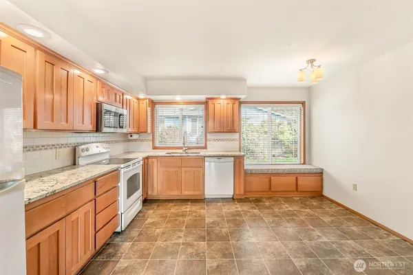 $2,600 | 10429 Sandy Beach Drive, Lake Stevens, WA 98258