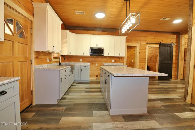 $589,000 | 495 Bear Hollow Road, Oneida, TN 37841