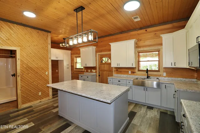 $589,000 | 495 Bear Hollow Road, Oneida, TN 37841