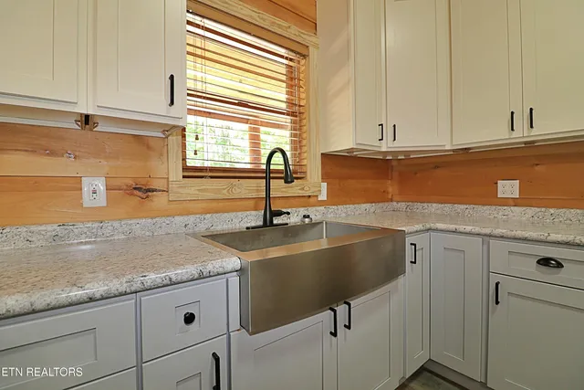 $569,000 | 495 Bear Hollow Road, Oneida, TN 37841