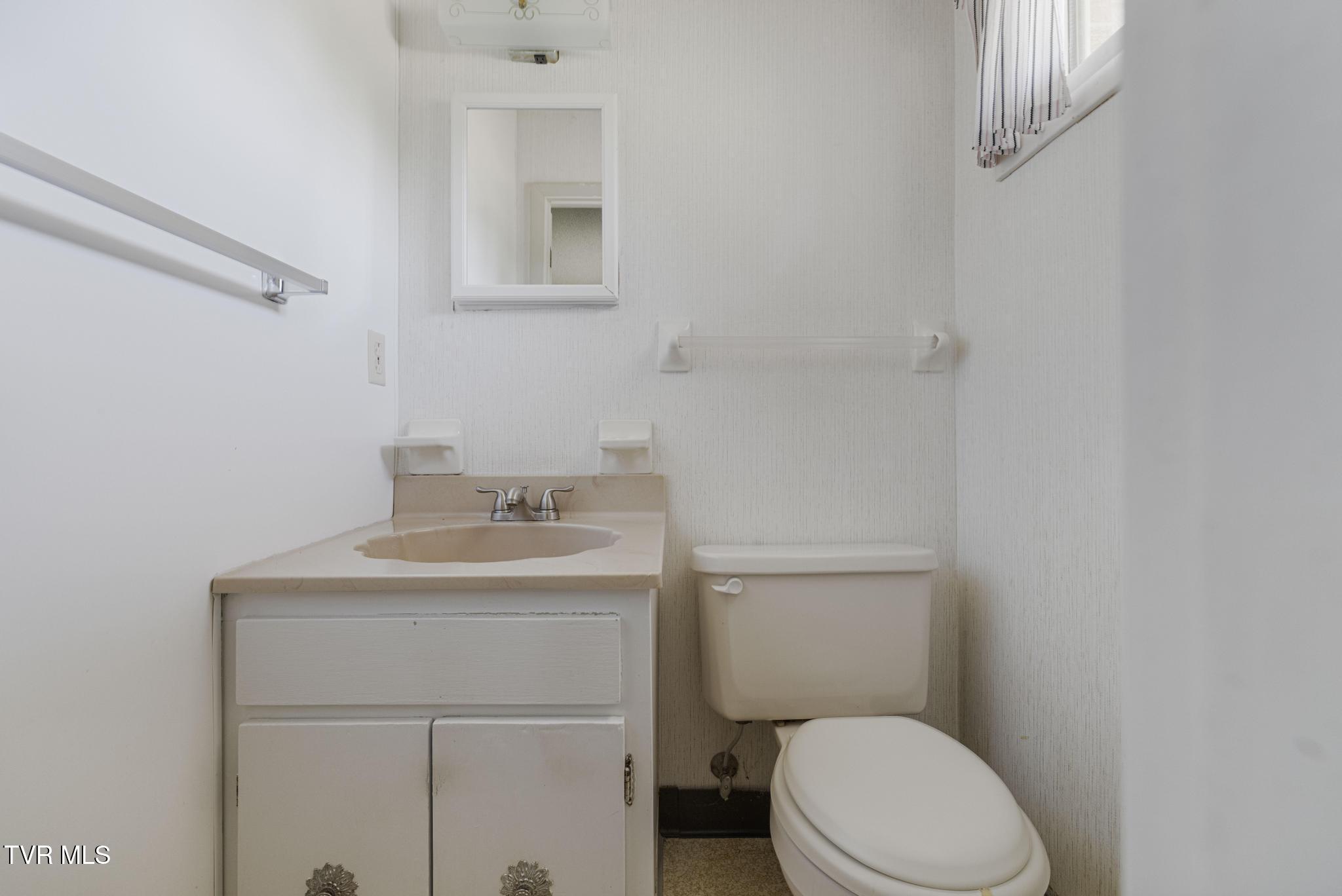 320 Mountain View Street Erwin, TN 37650 - Photo 27 of 44 1/2 Bath Off of Primary
