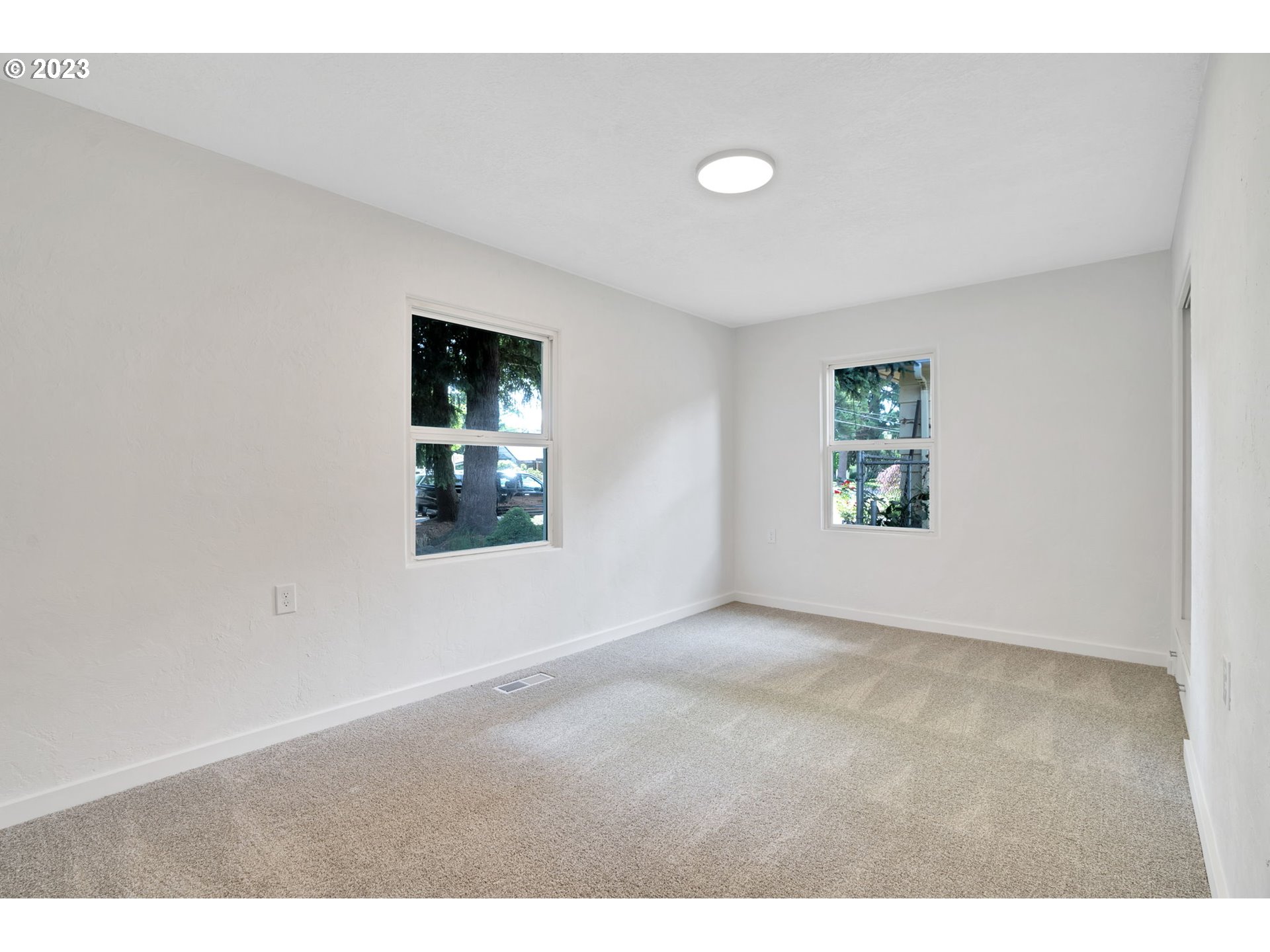 840 High Street Woodburn, OR 97071 - Photo 12 of 18 an empty room with windows