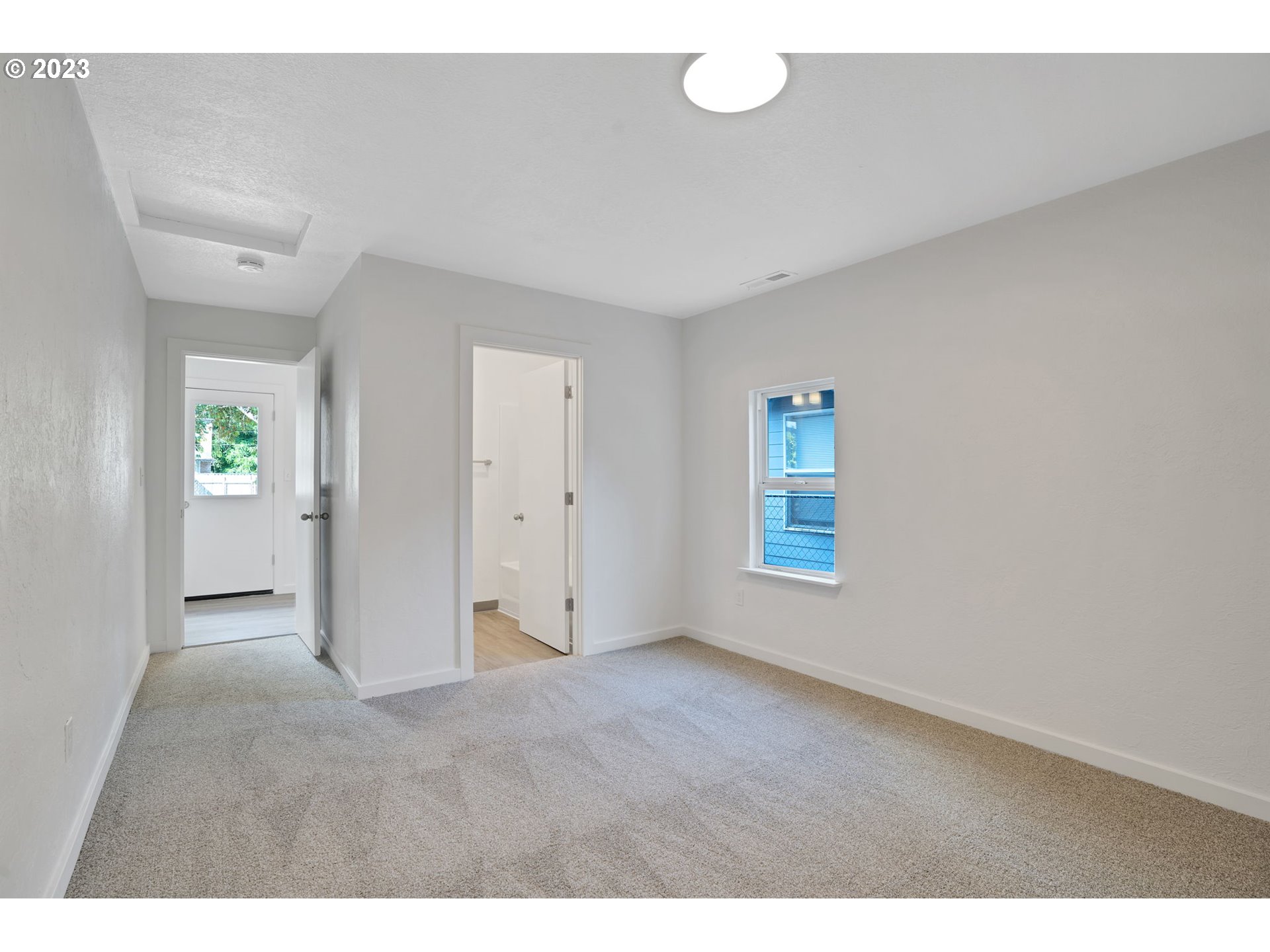 840 High Street Woodburn, OR 97071 - Photo 8 of 18 a view of an empty room with window