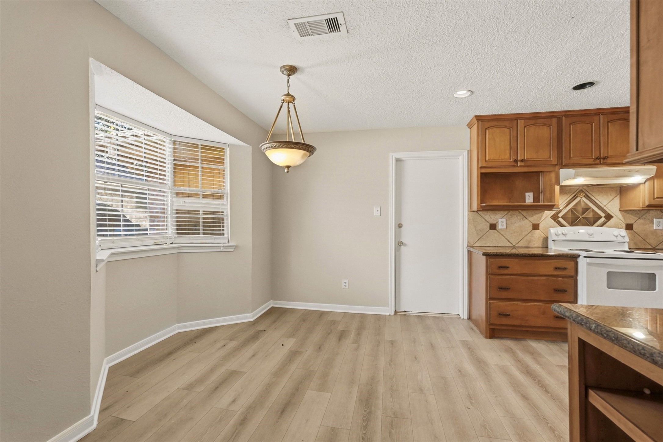 810 Sunnybrook Lane Baytown, TX 77521 - Photo 9 of 27