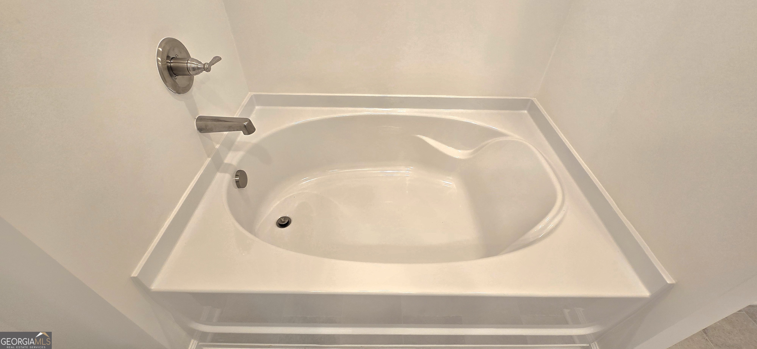 34 Russet Way Newnan, GA 30263 - Photo 21 of 38 a bathroom with a bathtub