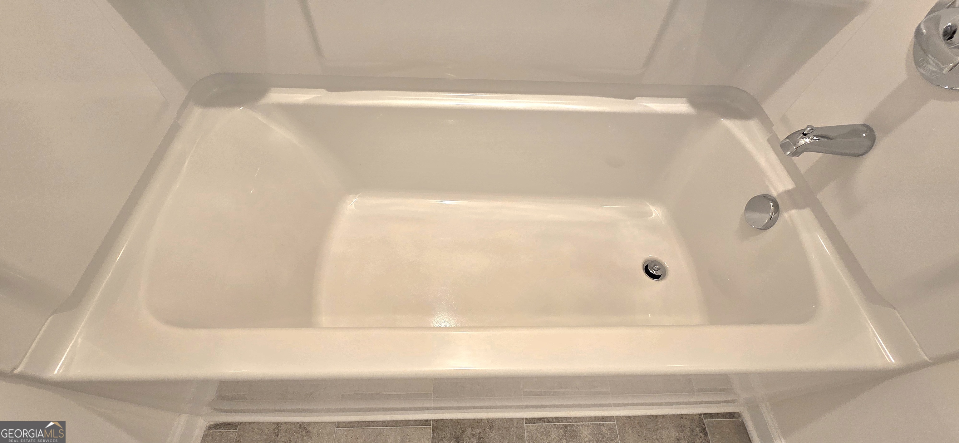 34 Russet Way Newnan, GA 30263 - Photo 30 of 38 a bathroom with a bathtub