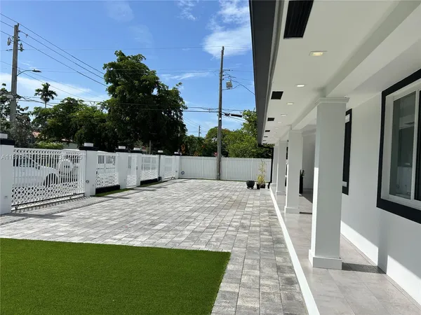 a view of a backyard