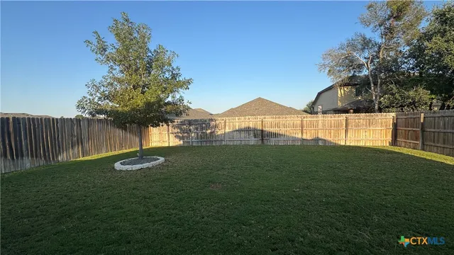 a view of a backyard