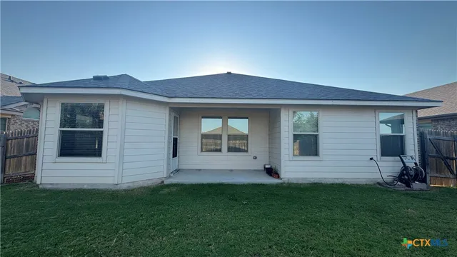 a view of front of a house with a yard