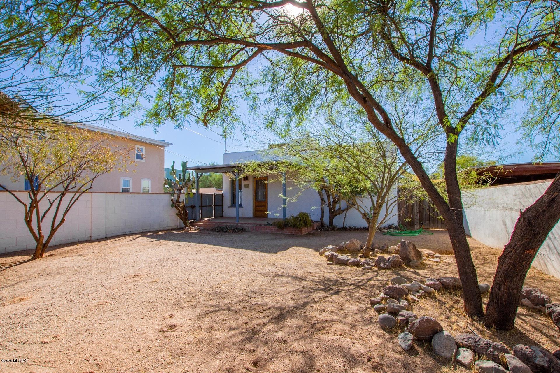 1020 East Halcyon Road Tucson, AZ 85719 - Photo 2 of 36 a view of a backyard with a tree
