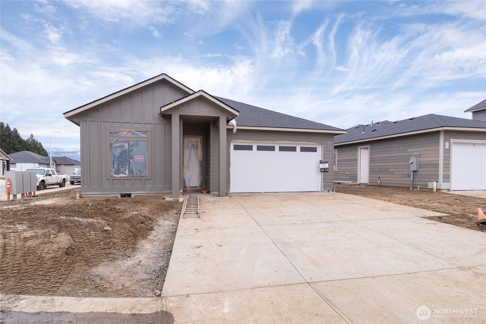 582 South Oasis Loop East Wenatchee, WA 98802 - Photo 1 of 9