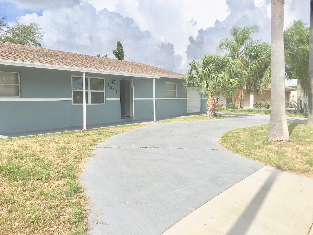 1647 West 17th Street Riviera Beach, FL 33404 - Photo 2 of 15 1647 17 CIRCLE DRIVEWAY