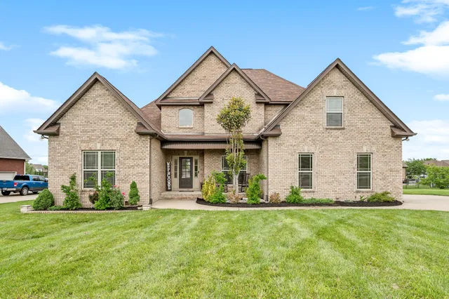 a view of a house with backyard and garden