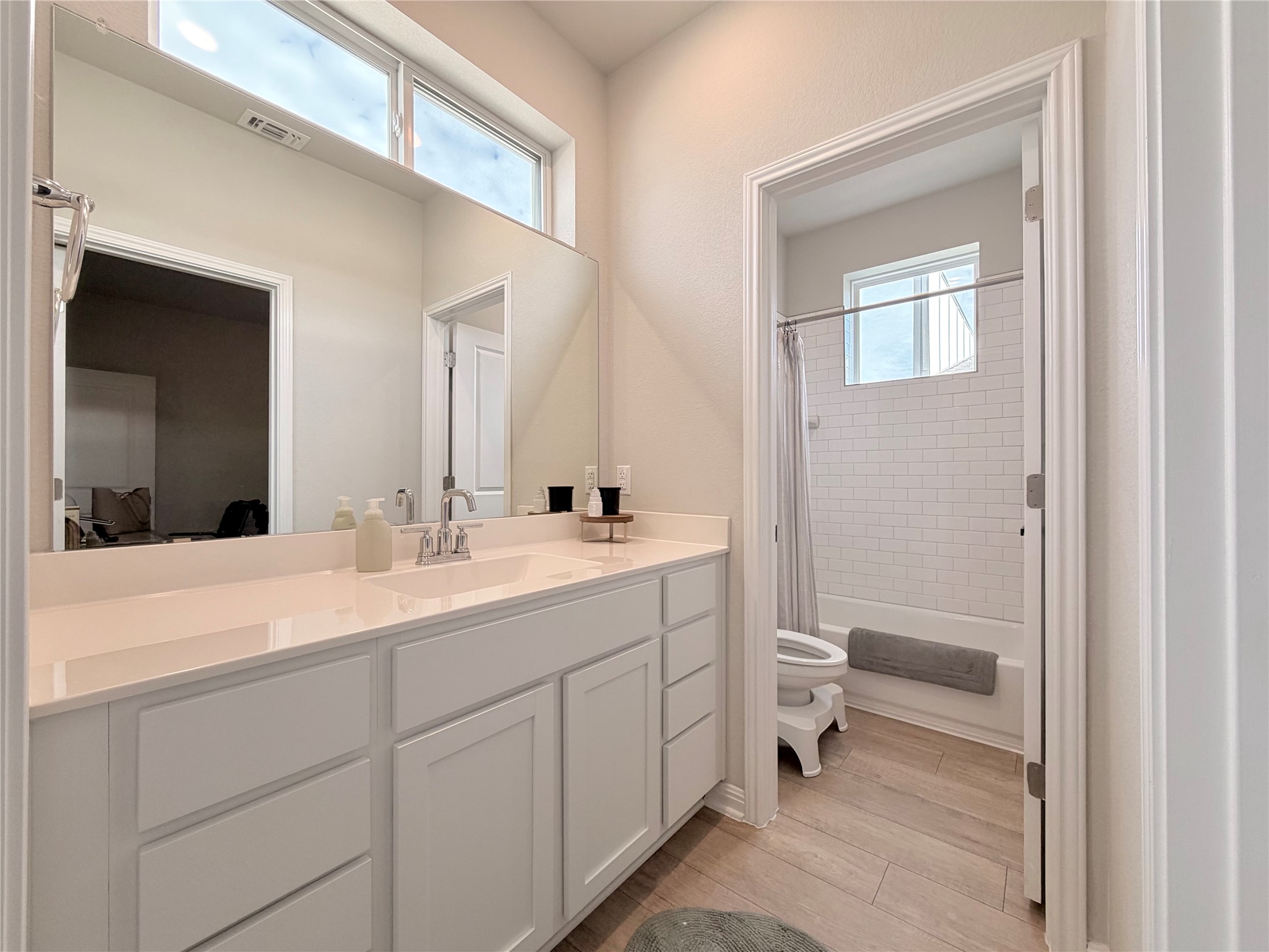 9015 Cattle Baron Path, Unit 1803 Austin, TX 78747 - Photo 16 of 23 Jack-n-Jill Bathroom shared between bedroom 2 and 3
