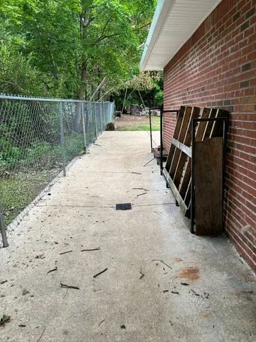 a view of a backyard