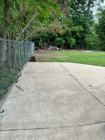 a view of a backyard