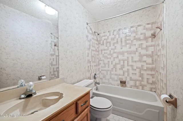 $300,000 | 1038 West Oak Grove Road, Hernando, MS 38632