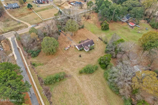$300,000 | 1038 West Oak Grove Road, Hernando, MS 38632