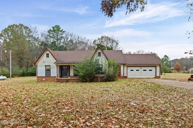 $300,000 | 1038 West Oak Grove Road, Hernando, MS 38632