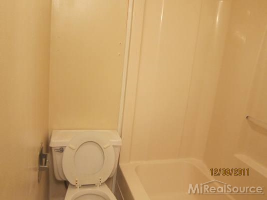 274 East St Clair Street Romeo, MI 48065 - Photo 3 of 10 31220202-2.JPG