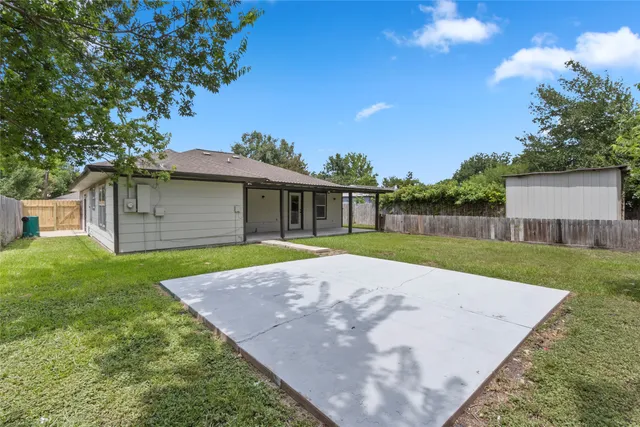 a view of a house with a backyard