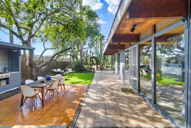 a view of a backyard