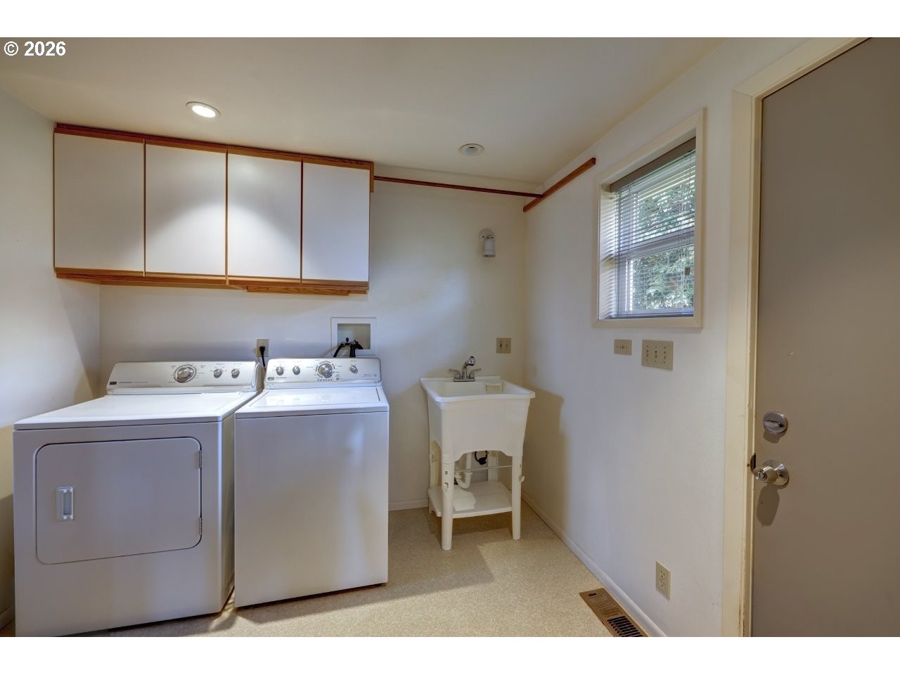 1449 9th Street Astoria, OR 97103 - Photo 13 of 20 a utility room with dryer and washer