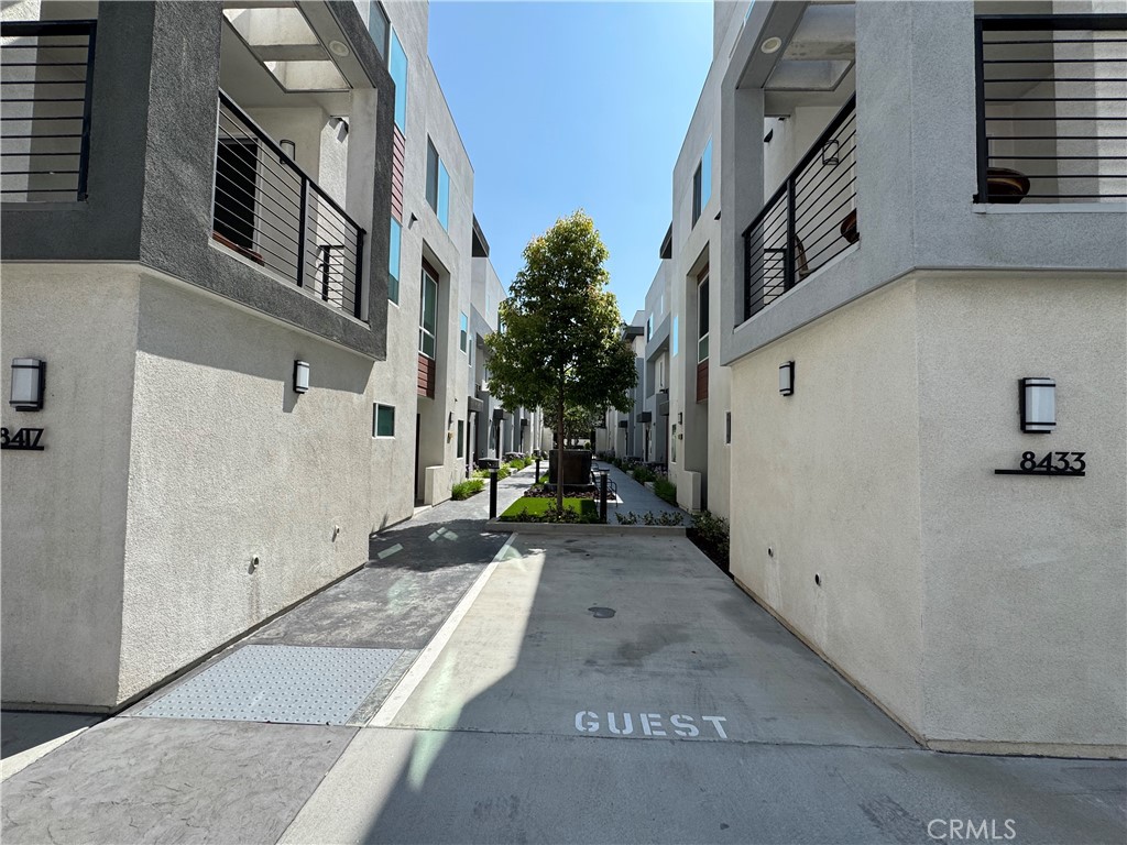 7958 Telegraph Road Downey, CA 90240 - Photo 36 of 38 an empty room with buildings