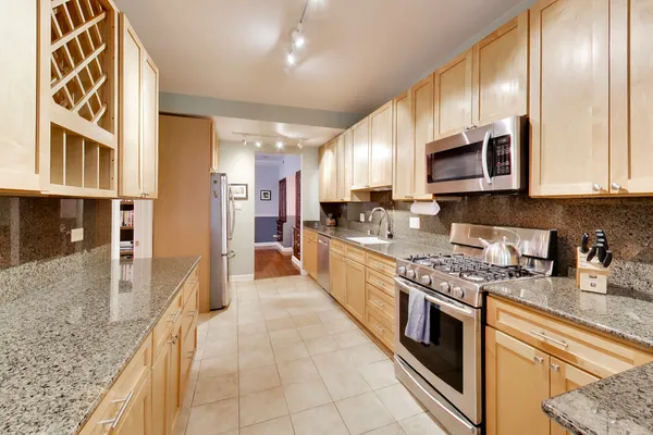 $600,000 | 5637 North Kenmore Avenue, Unit 3, Chicago, IL 60660