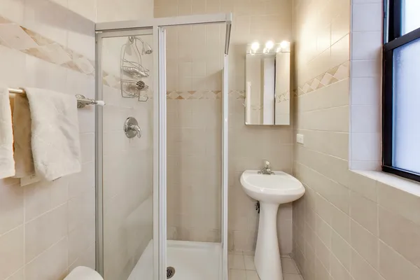 $600,000 | 5637 North Kenmore Avenue, Unit 3, Chicago, IL 60660