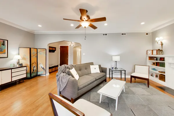 $600,000 | 5637 North Kenmore Avenue, Unit 3, Chicago, IL 60660