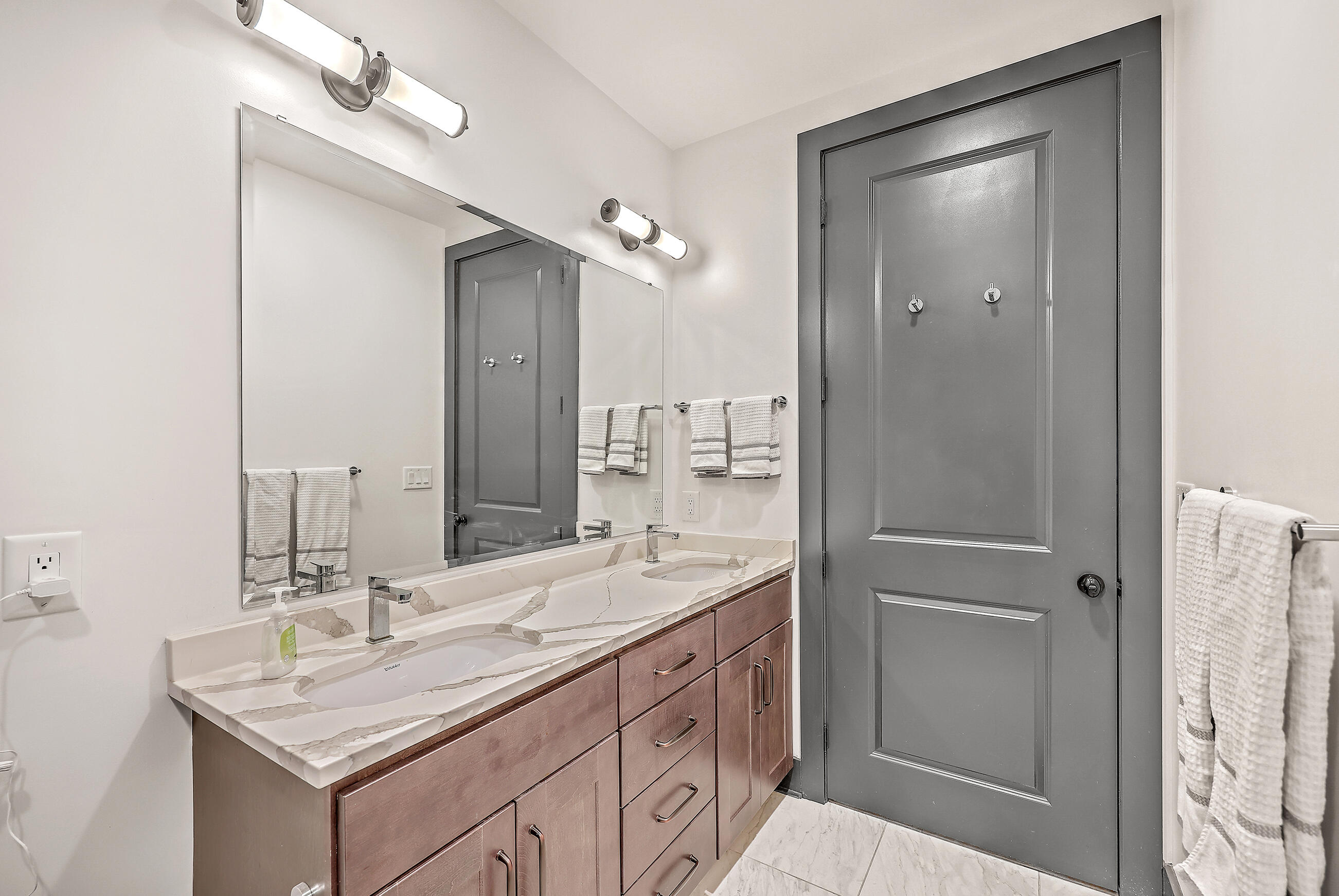 5 Gadsdenboro Street, Unit 511 Charleston, SC 29401 - Photo 15 of 41 ZYN_5255_56_57_58_59_60_61