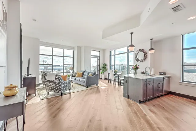 $4,990 | 5 Gadsdenboro Street, Unit 511, Charleston, SC 29401