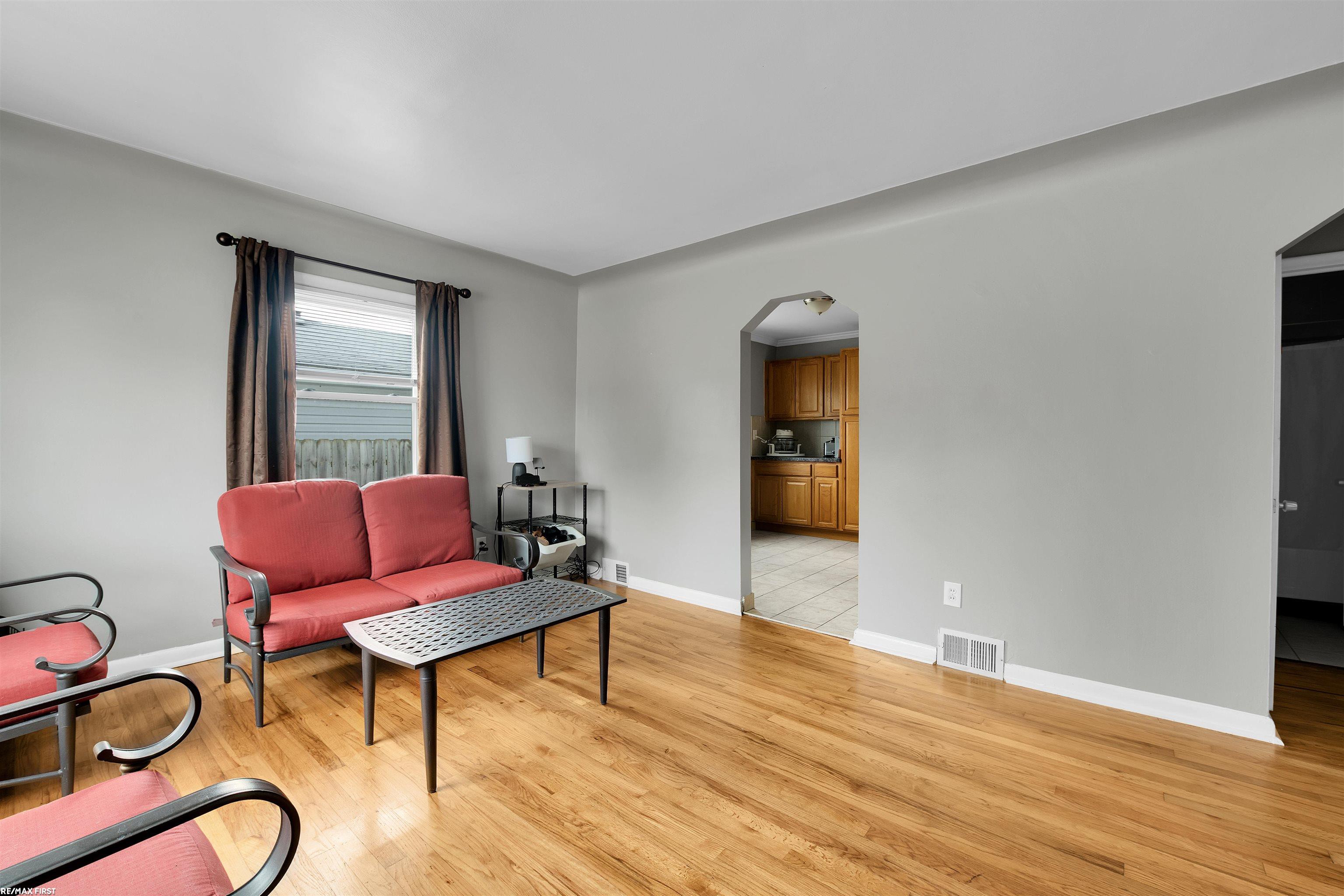 17308 Martin Road Roseville, MI 48066 - Photo 10 of 25 50157469-2521F2BF-1AE3-42D3-904F-C090103B24CB.JPG