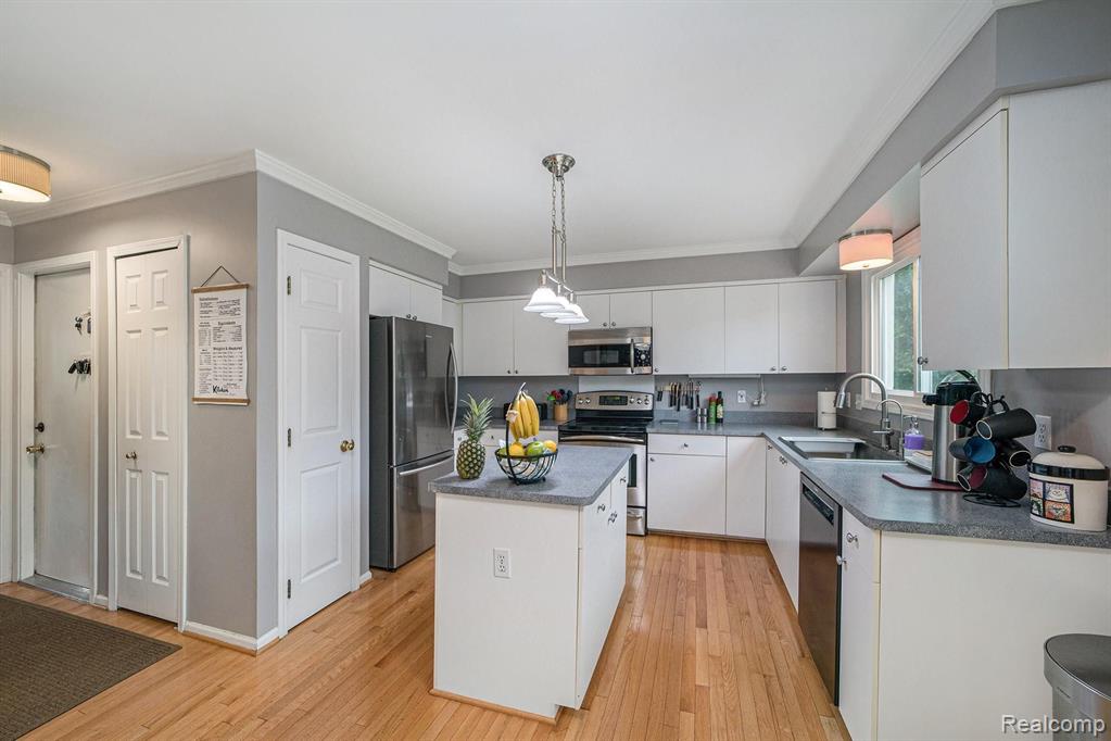 24386 Ridgeview Drive Farmington Hills, MI 48336 - Photo 19 of 42