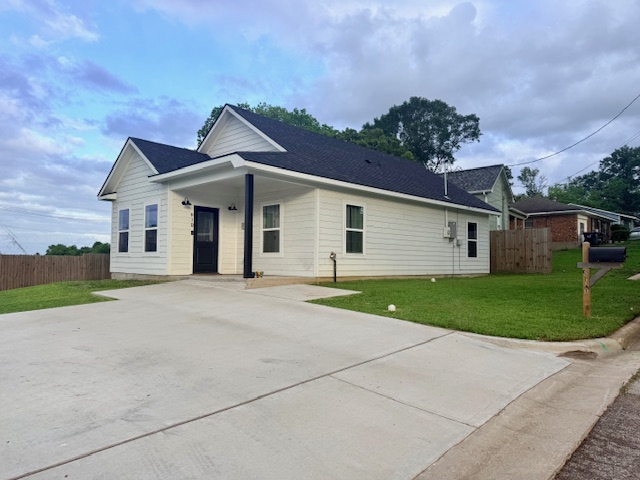 810 Brown Street Brenham, TX 77833 - Photo 1 of 36 front view of a house with a yard