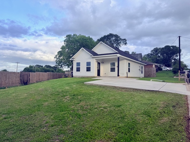810 Brown Street Brenham, TX 77833 - Photo 2 of 36 a front view of a house with garden